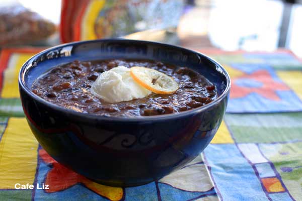 Soupe de haricots noirs aux agrumes
