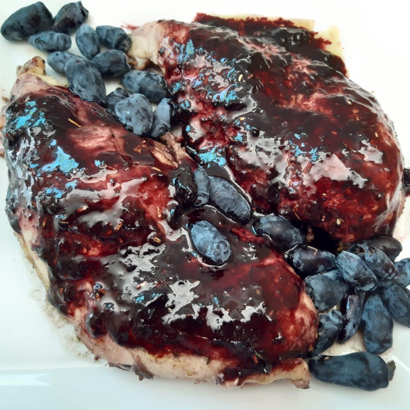 Poitrines de poulet laquées à la camerise balsamique