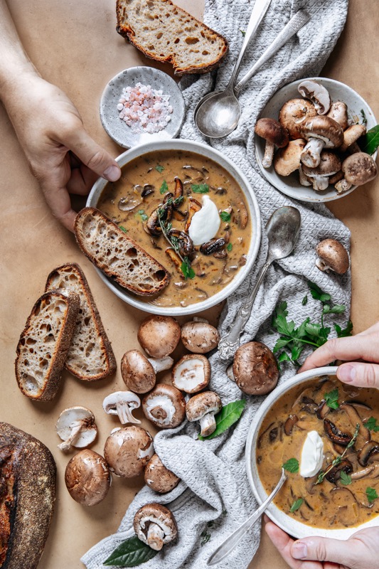 Soupe aux champignons sauvages et crème fraîche