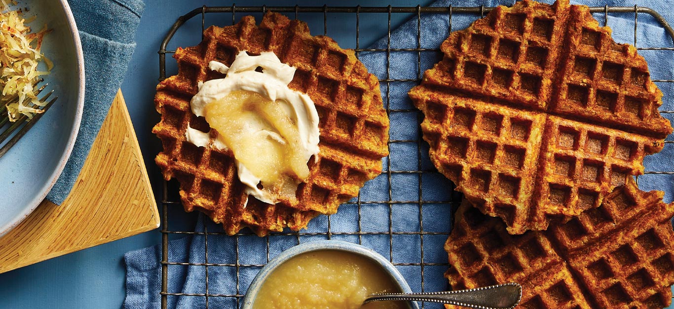 Gaufres croustillantes aux pommes de terre rissolées et à la compote de pommes