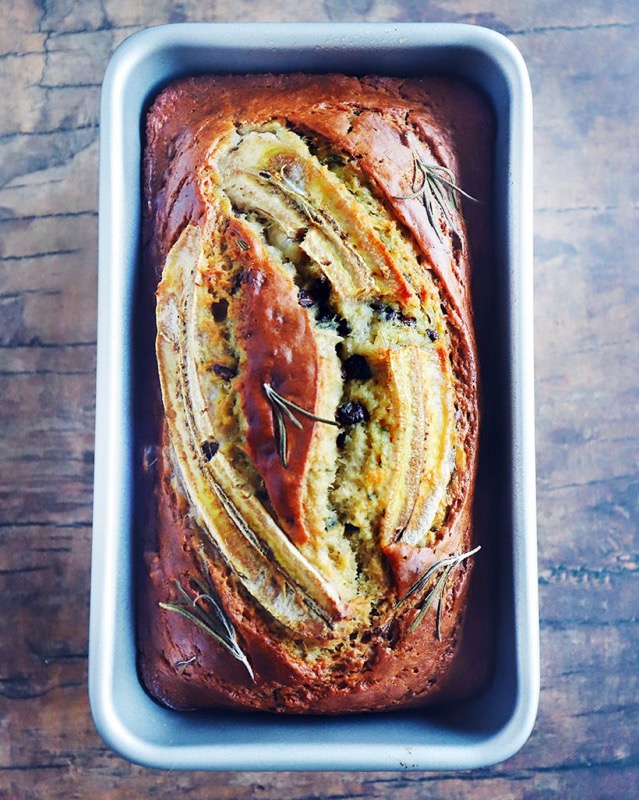 Pain aux bananes et aux pépites de chocolat au romarin