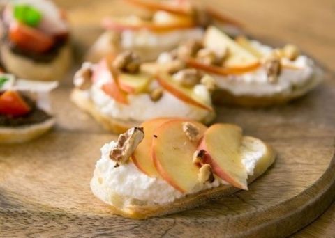 Tartine à la ricotta, pêche, noix de grenoble et miel