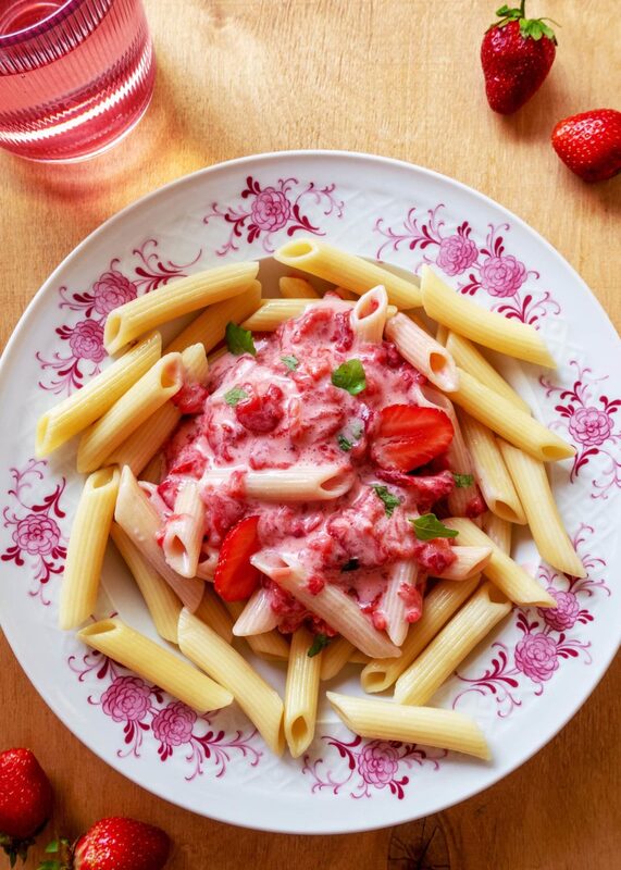 Pâtes polonaises aux fraises et à la crème