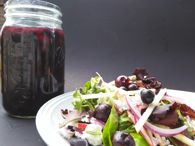 Salade de bleuets marinées et fromage de chèvre