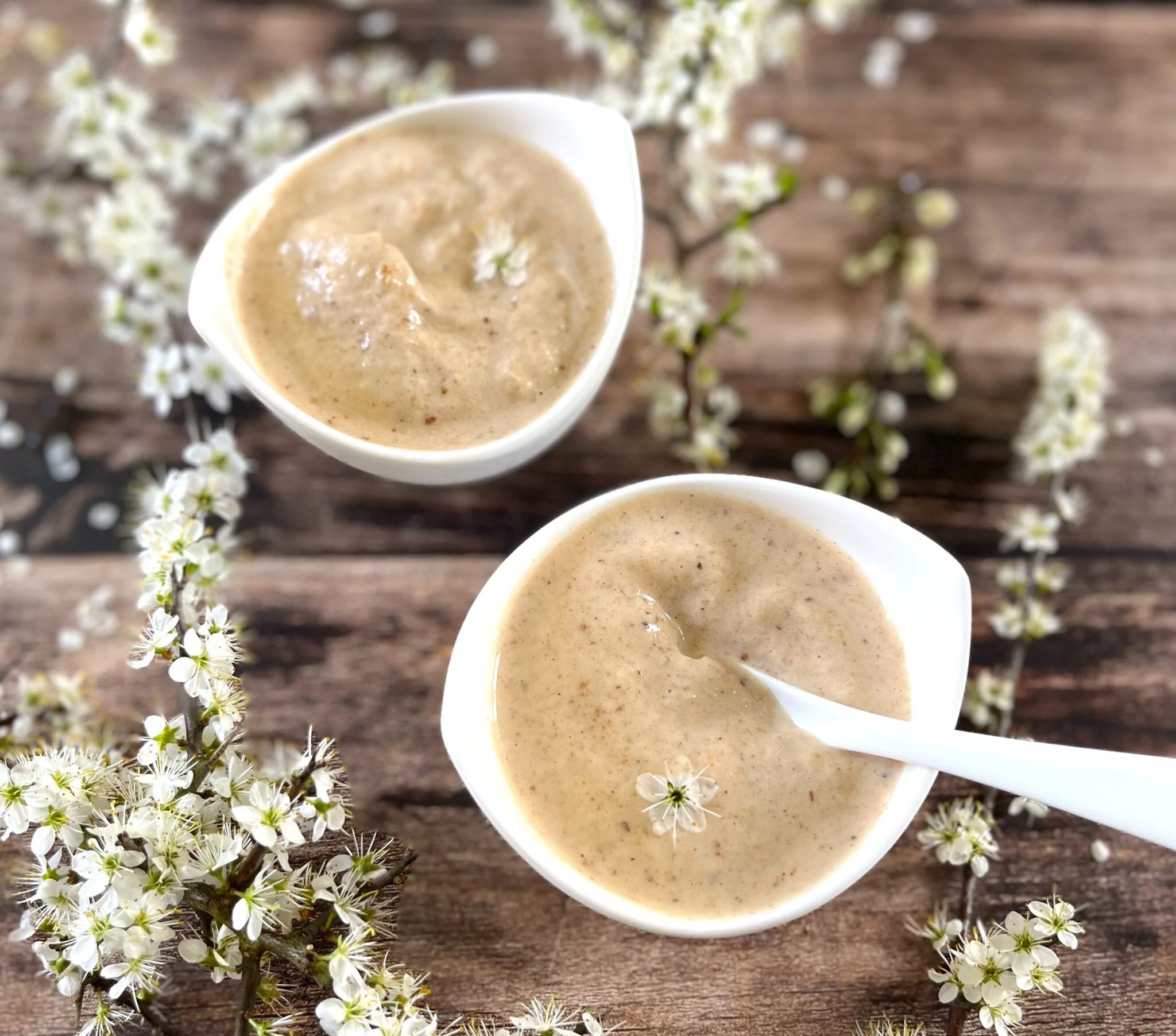 Crème glacée aux fleurs de prunellier