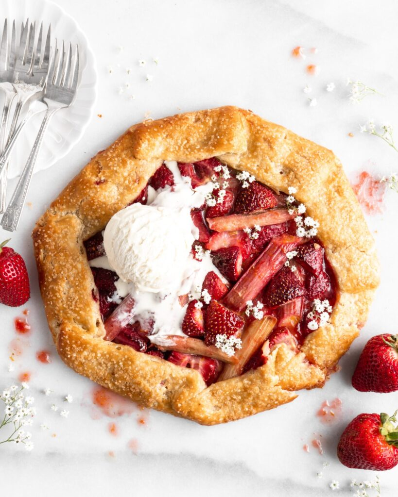 Galette aux fraises et à la rhubarbe