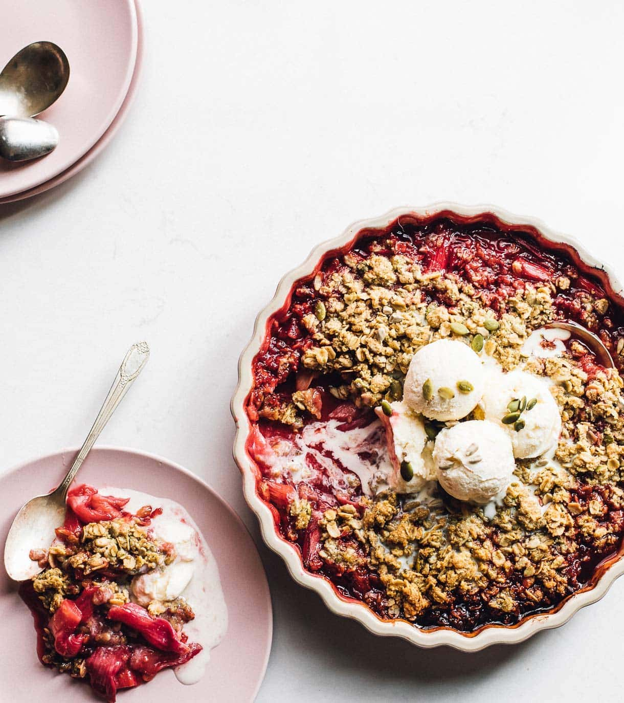 Crumble à la rhubarbe à l'avoine et au sucre brun