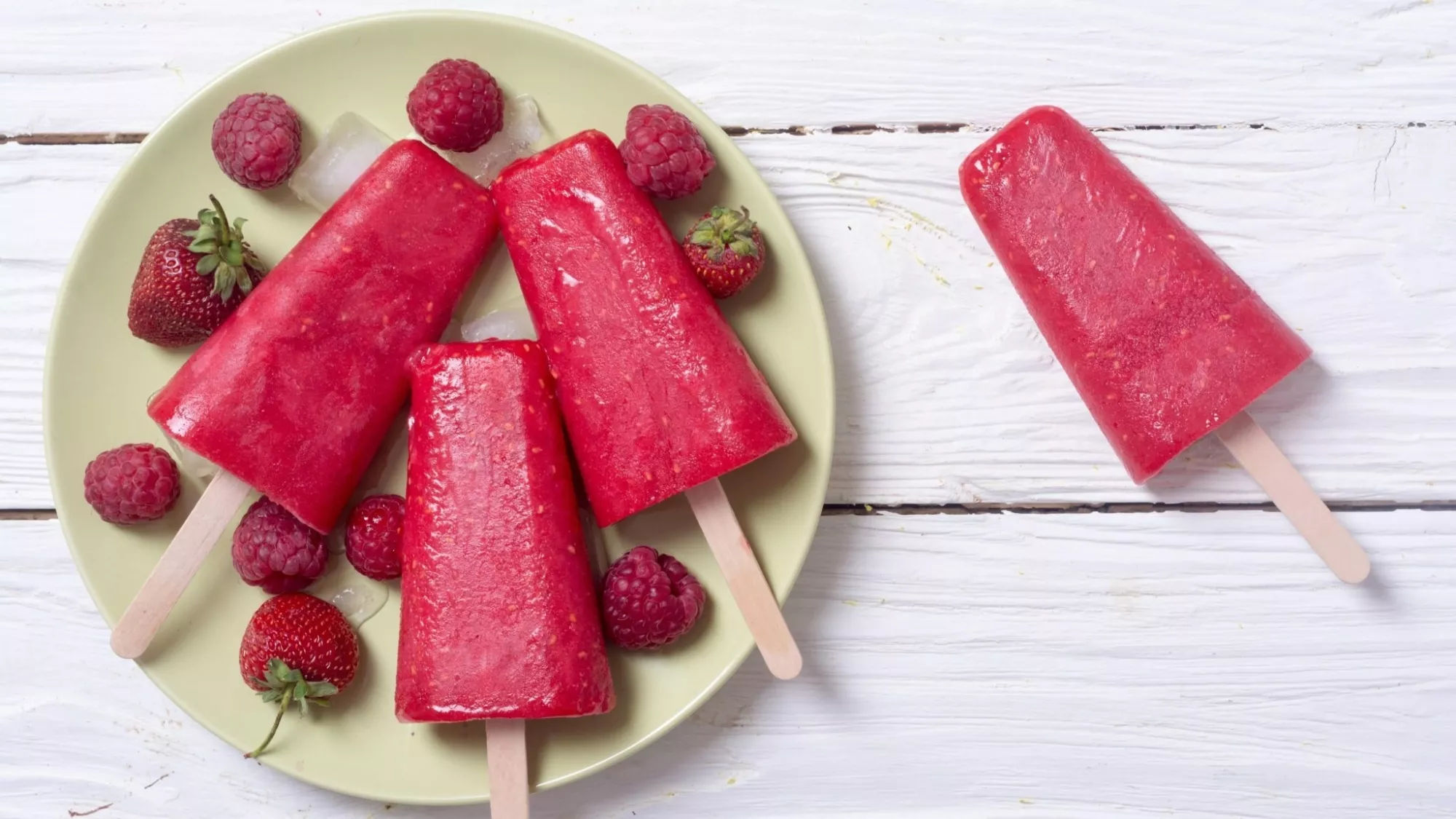 Popsicles glacés bios aux petits fruits, yogourt et érable