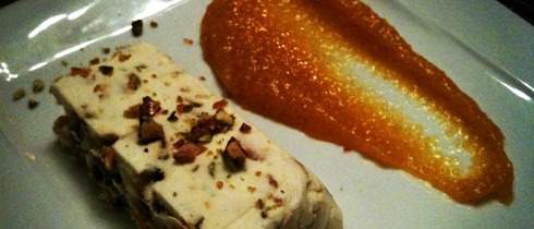 Nougat glacé au miel, purée d'abricots à la vanille