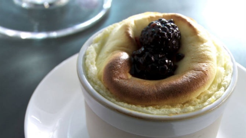 Soufflés au citron et compote de mûres