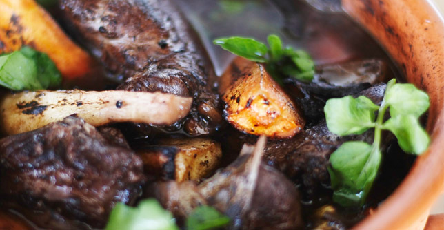 Lièvre dans un plat en terre cuite - Recette amérindienne