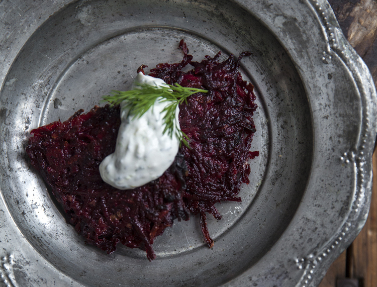 Roestis aux betteraves & crème sure au zeste de citron