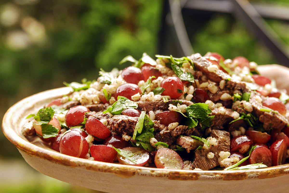 Salade d’orge, raisins et boeuf grillé