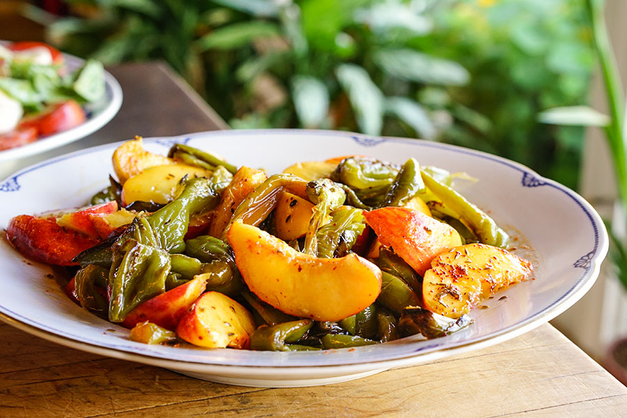 Salade de pêches et piments verts au cumin