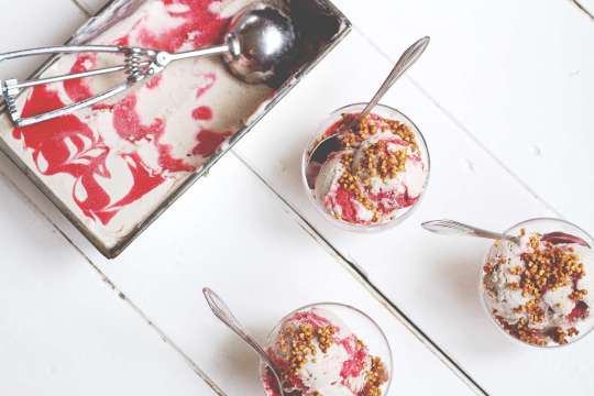 Crème glacée marbrée à la framboise