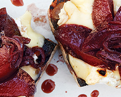 Prunes au vinaigre balsamique accompagnées de camembert grillé