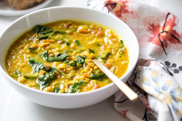 Soupe aux lentilles épicée rougeoyante