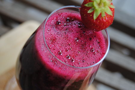 Smootie aux fraise, betterave, kale, menthe... à boire!