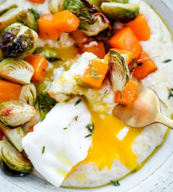 Gruau de fromage de chèvre crémeux aux choux de Bruxelles rôtis et aux œufs de courge et pochés