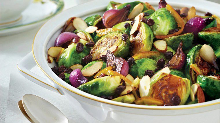 Choux de Bruxelles aux petits oignons, aux amandes et aux raisins de Corinthe