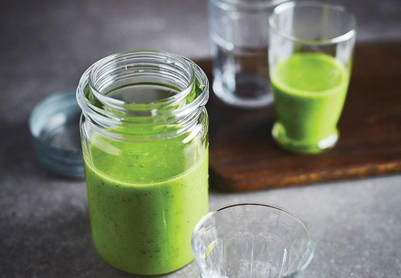 Potage froid aux courgettes, aux petits pois et à la menthe