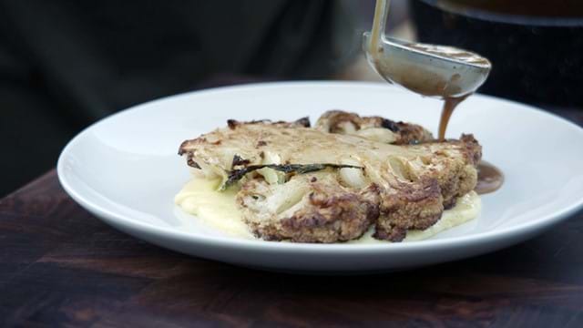 Steak de chou-fleur, sauce au poivre
