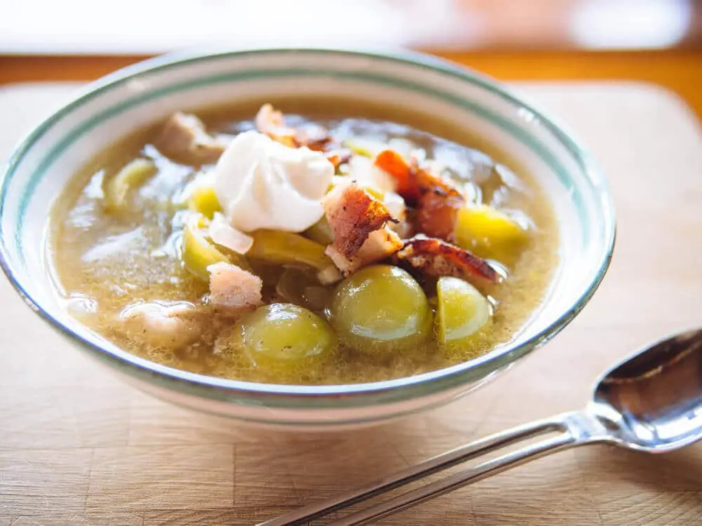 Soupe au bacon, au poulet et aux tomates vertes