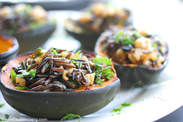 Courge poivrée farcie de riz sauvage et noix